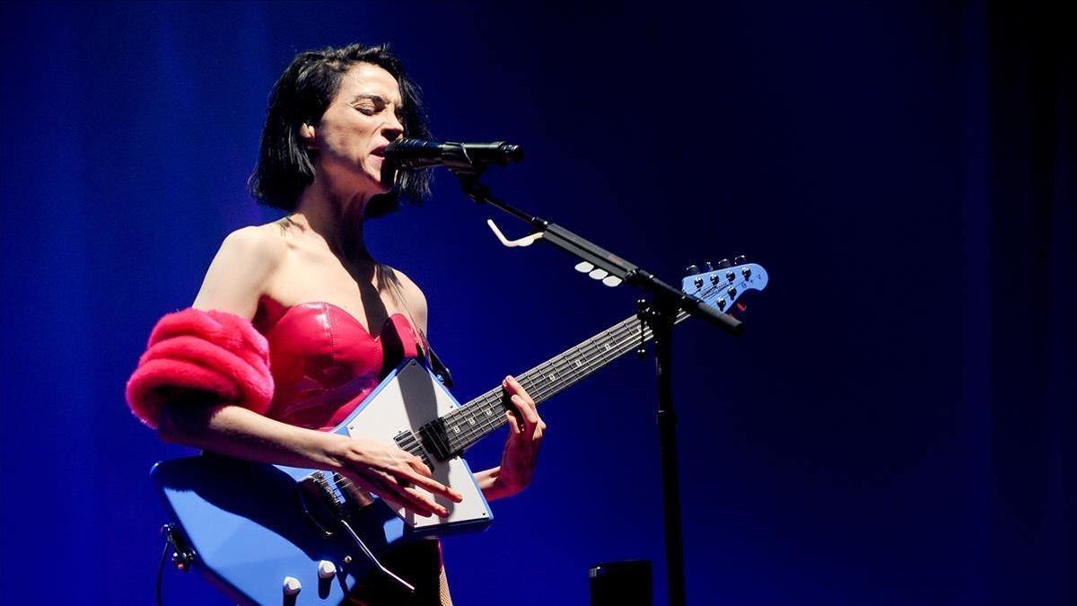 lmmarco40595920 manchester  england   october 18   st  vincent performs live171101202357