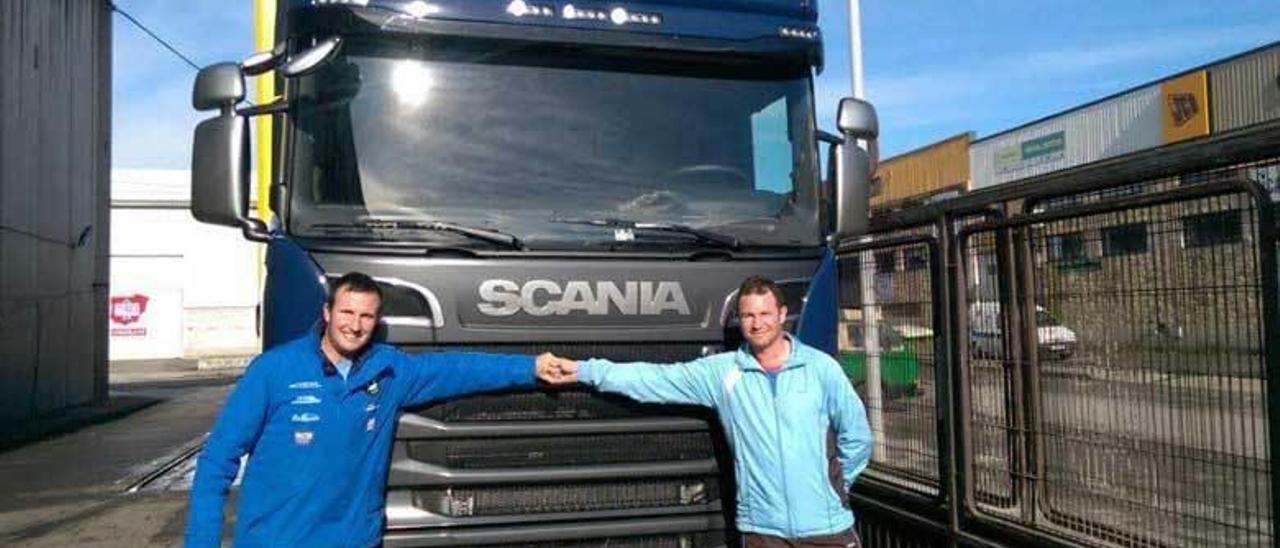 Andrés Alonso Estrada, junto a su hermano Adrián, junto al camión sustraído el domingo.