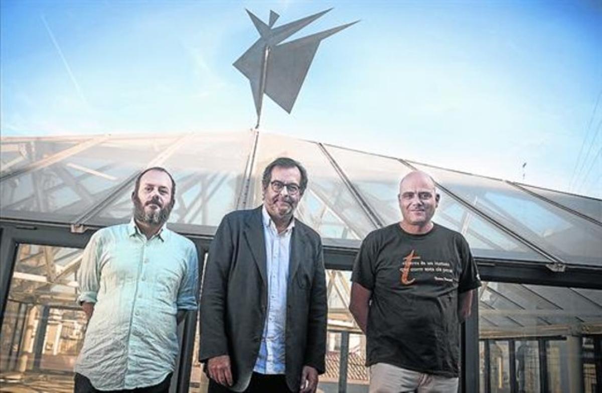 Albert Sáez (centro), entre Juli Alandes (derecha), premio Andròmina, y Jordi Mas, premio Vicent Andrés Estellés.