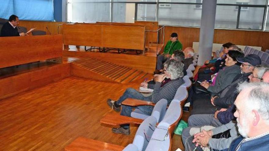 Vecinos de O Hío en una reunión que mantuvieron con el alcalde por el centro de salud.  // G. Núñez