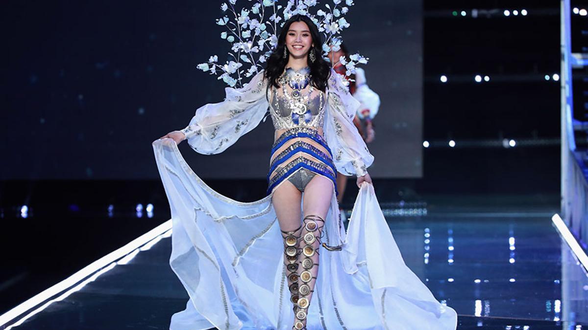 La modelo Ming Xi durante el desfile de Victoria's Secret 2017