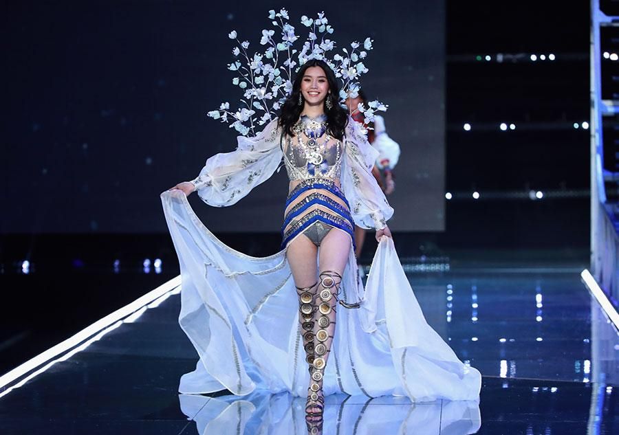 La modelo Ming Xi durante el desfile de Victoria's Secret 2017