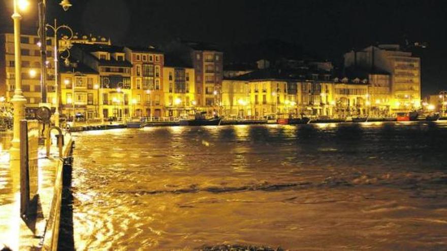 Ribadesella. El río Sella se quedaba a las cuatro de la madrugada del lunes al martes a un par de palmos de alcanzar el borde del muelle, en la zona de la rula. El río había crecido desde la tarde poco a poco, más aún al acercarse la pleamar, que llegó justo a esa hora. Sólo unos minutos después, el nivel del agua se estabilizaba y, a continuación, empezaba a bajar. | ramón díaz