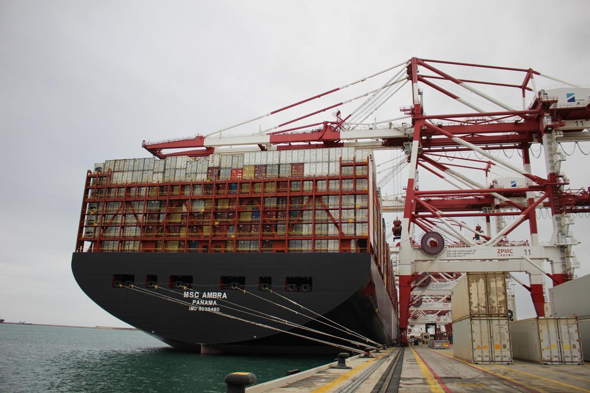 Arriba a Barcelona un primer vaixell des del canal de Suez després del bloqueig