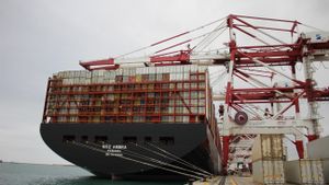 Arriba a Barcelona un primer vaixell des del canal de Suez després del bloqueig