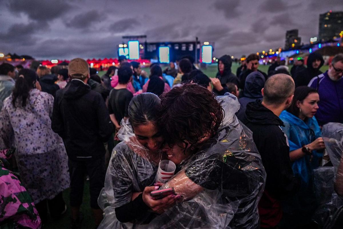 La lluvia suspende temporalmente algunos conciertos el primer día del Primavera Sound. La lluvia suspende temporalmente algunos conciertos el primer día del Primavera Sound.