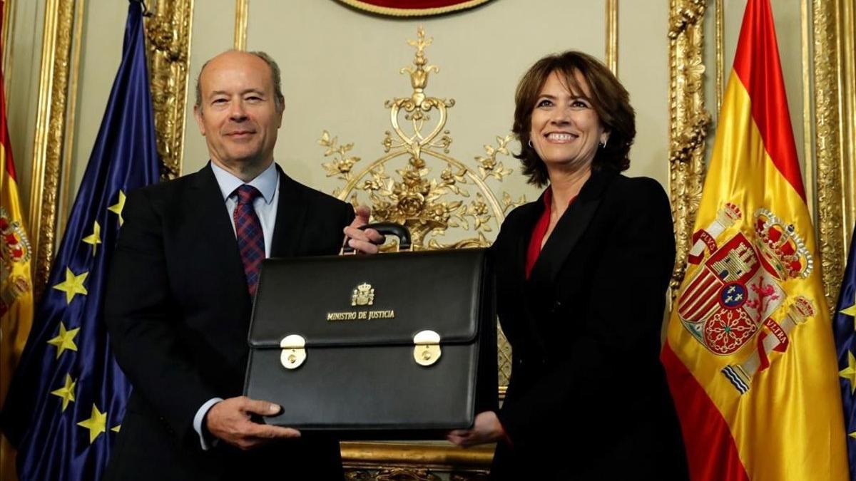 Juan Carlos Campo recibe la cartera del Ministerio de Justicia de manos de Dolores Delgado