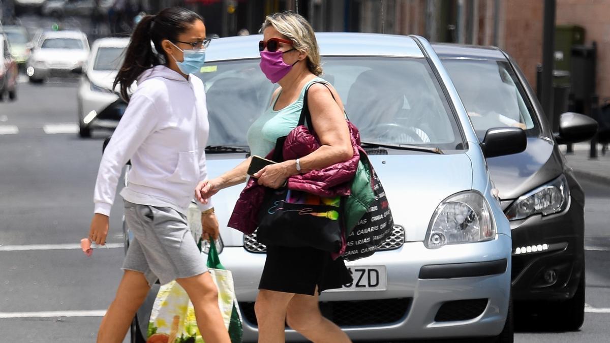 Dos ciudadanas con mascarilla en el barrio de Guanarteme, en Las Palmas de Gran Canaria.