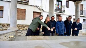 La alcaldesa de Granada Marifrán Carazo junto a otros altos cargos del sector cultural municipal y regional, visitando el lavadero público, cerca de la Plaza del Sol (Granada)