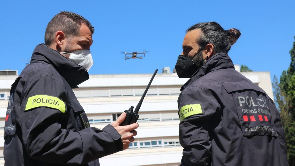 Mossos operant un dron