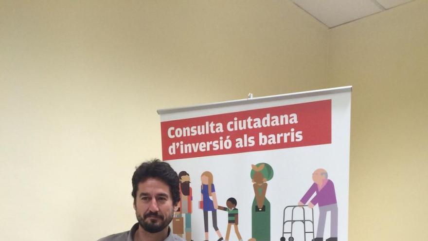 Jordi Peris con el cartel de la campaña