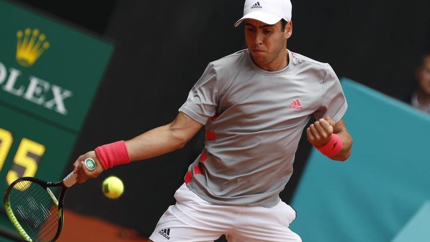 Munar devuelve una pelota durante su partido ante Khachanov.