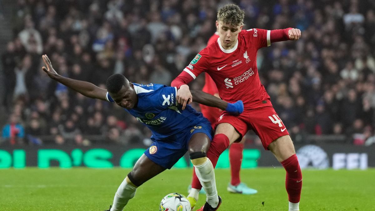 Bobby Clark (19 años) en una disputa del partido con Moisés Caicedo