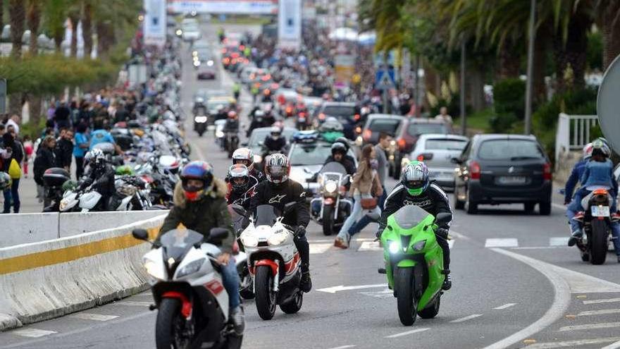 Motoristas circulando por una carretera de la comarca. // Gustavo Santos