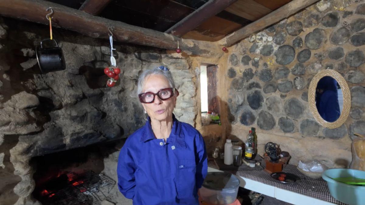 Yaya Bushcraft aprendió a construir cabañas viendo vídeos en internet y ha edificado cuatro viviendas por menos de 5.000 euros