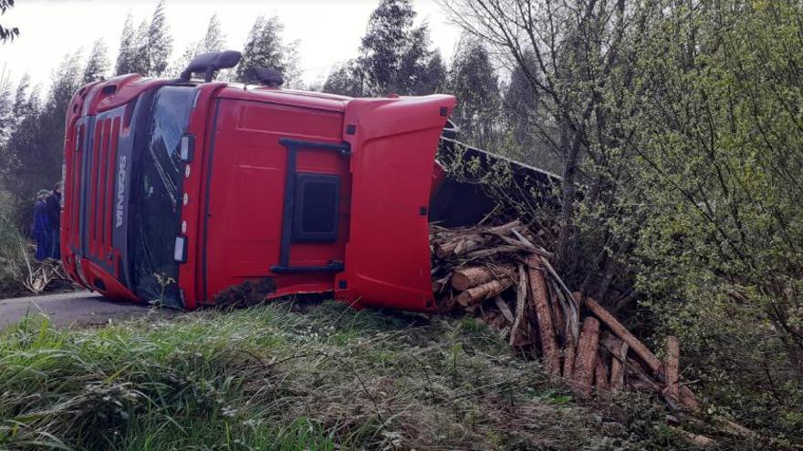 Ferido leve o condutor dun camión cargado de madeira que envorcou na Laracha