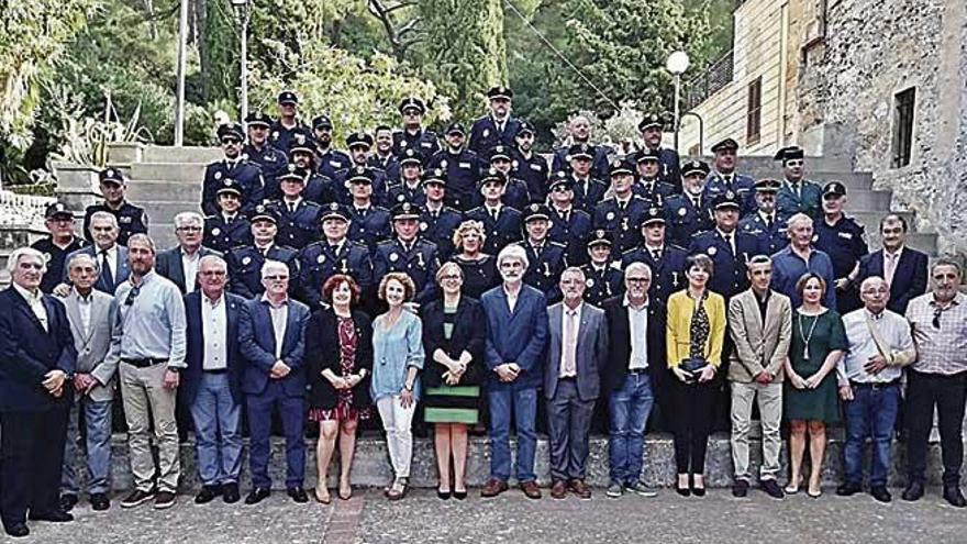 Foto de familia en la fiesta de la PolicÃ­a Local de AlcÃºdia.