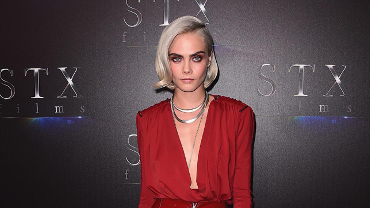 Cara Delevingne con collares plata