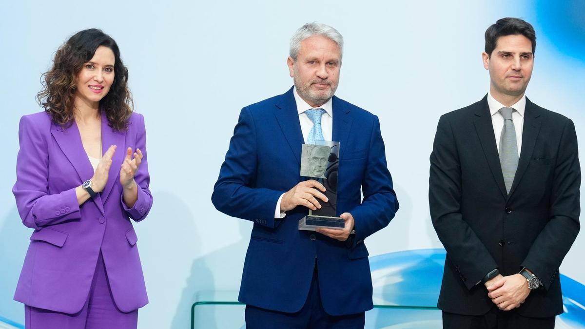 Isabel Díaz Ayuso junto al consejero de Educación, Emilio Viciana, en un acto de entrega de premios de la Comunidad de Madrid.