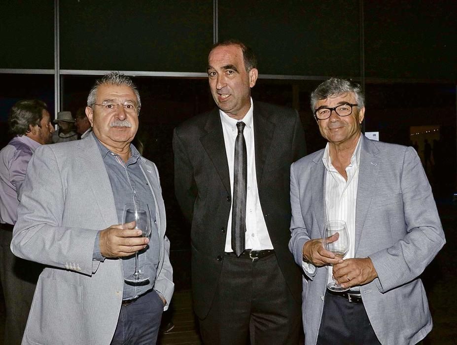 El secretario de la FFIB, Manolo Bosch, el subdirector de este diario, Toni Ruiz, y Félix Peralta, de Carpintería Peralta, vinculado al fútbol de empresas.