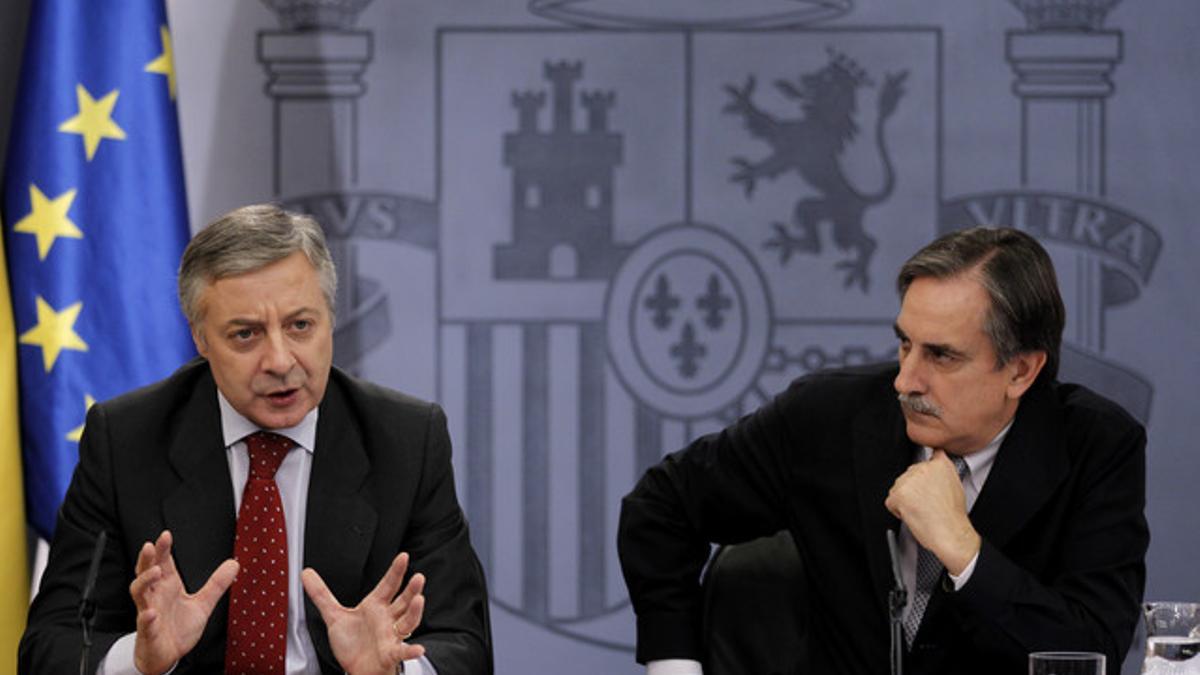 José Blanco y Valeriano Gómez, durante la rueda de prensa posterior al Consejo de Ministros. JOSÉ LUIS ROCA
