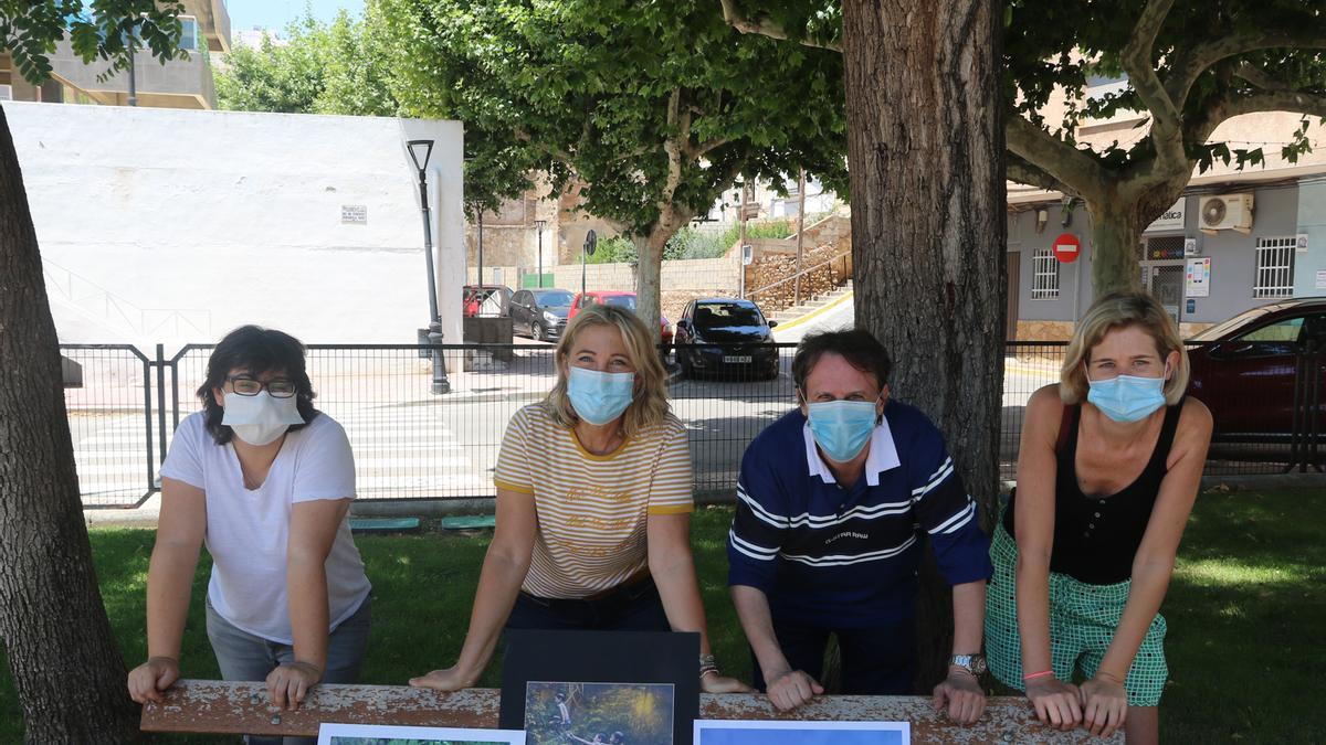 La concejala y la agente de igualdad, con el jurado del concurso de fotografía.