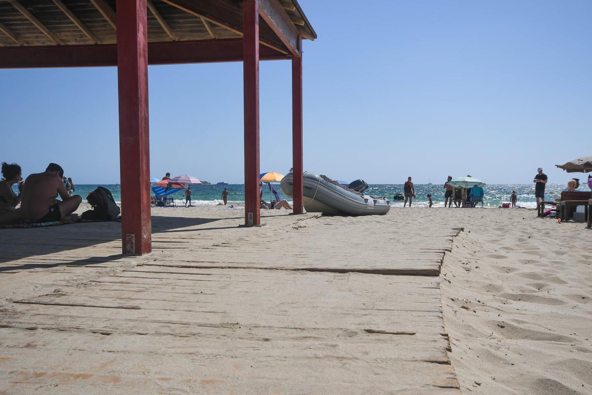 Motos acuáticas y lanchas de empresas usan el canal de salvamento de Platja d’en Bossa