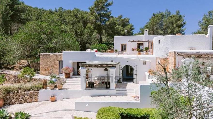 Así es una casa payesa del siglo XIX autosuficiente a la venta en Ibiza.