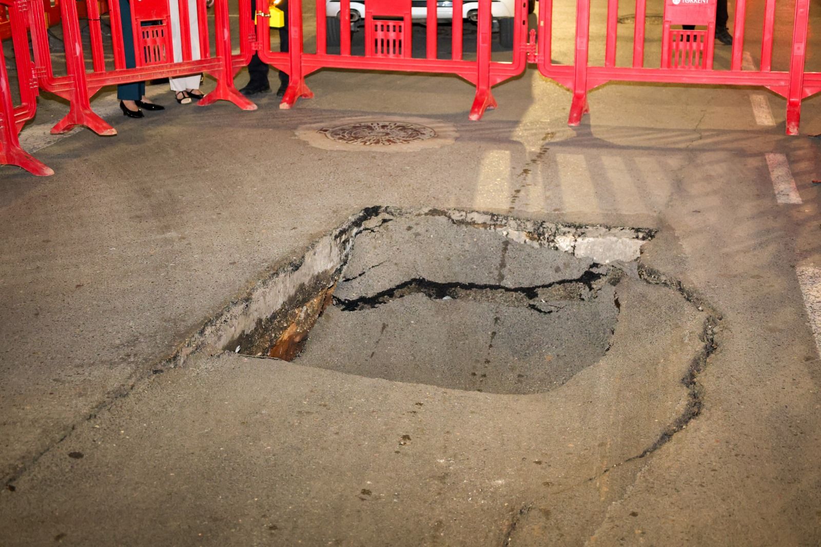 Enorme socavón en una artería principal de Torrent