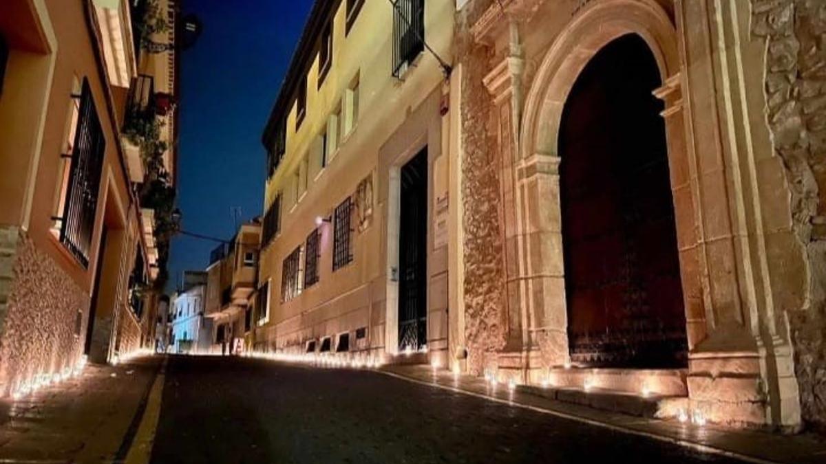 La calle Zapatería iluminada por los alumnos y el profesorado del colegio Madre de Dios de las Mercedarias.