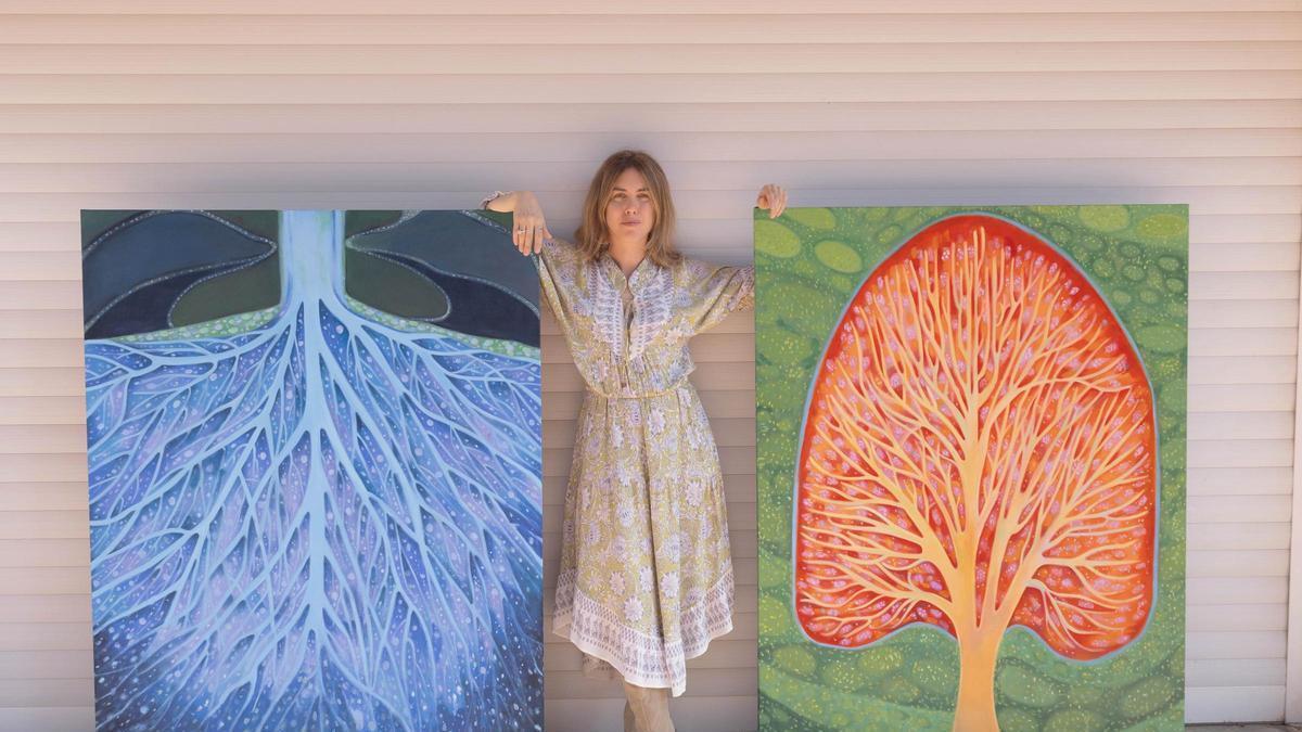 Lorena García Mateu con su obra.