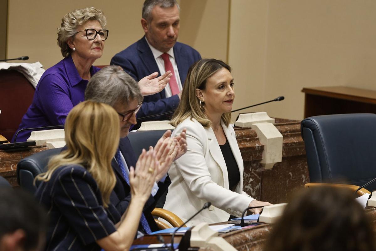 Diputados del PP aplauden a la consejera Ruiz tras intervenir en sesión de control.