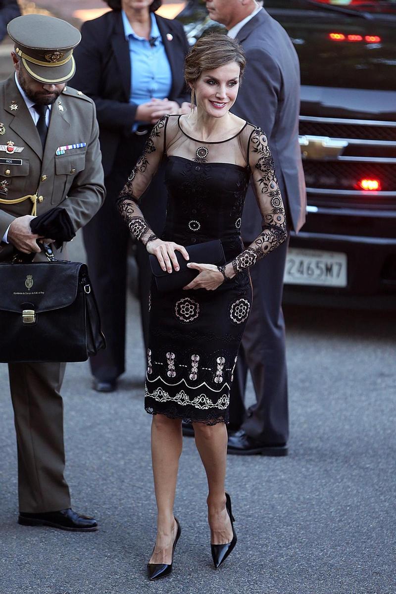 Letizia Ortiz con vestido negro de transparencias y salones negros
