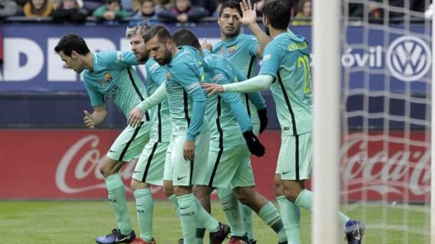 Els jugadors del Barça celebrant un gol dissabte a El Sadar.