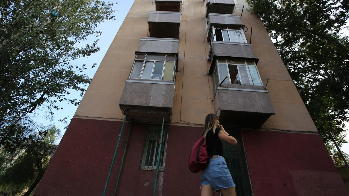 Unos puntales sostienen un balcón en un bloque del Besòs i el Maresme, en Barcelona.