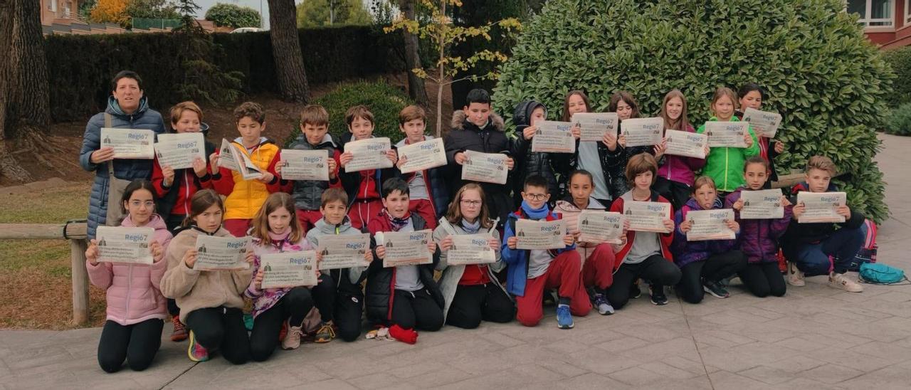 Un dels grups de l&#039;escola Vedruna amb un exemplar de Regió7