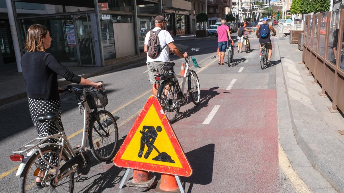 Medio centenar de ciclistas paralizan durante una hora las obras de eliminación del carril bici de Jose María Buck en Elche