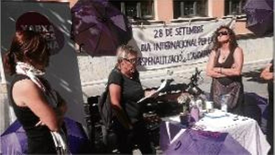 Un moment de l&#039;acte celebrat ahir al migdia a la Rambla de Girona.