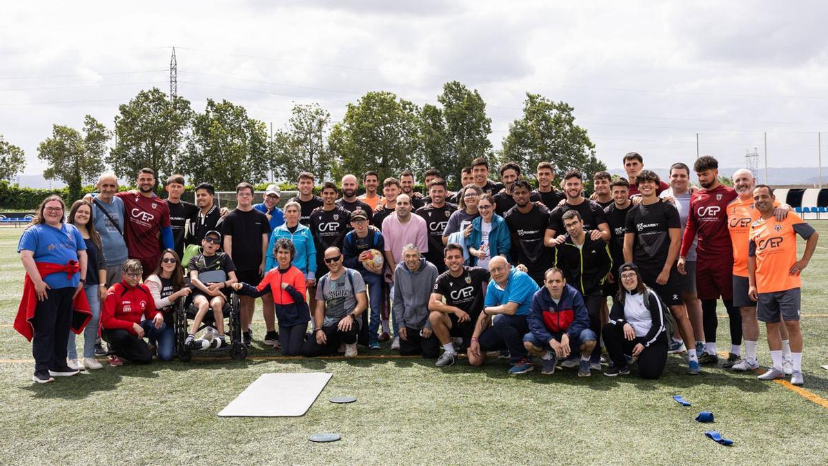 La plantilla del Castellonense ha recibido esta semana la visita de los miembros del centro ocupacional El Castellet.