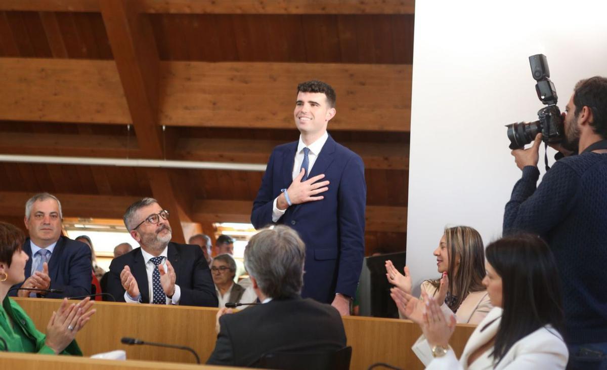 El alcalde de Lalín, José Crespo,
 saluda al mandatario 
estradense.   | // BERNABÉ/L. ABELEDO