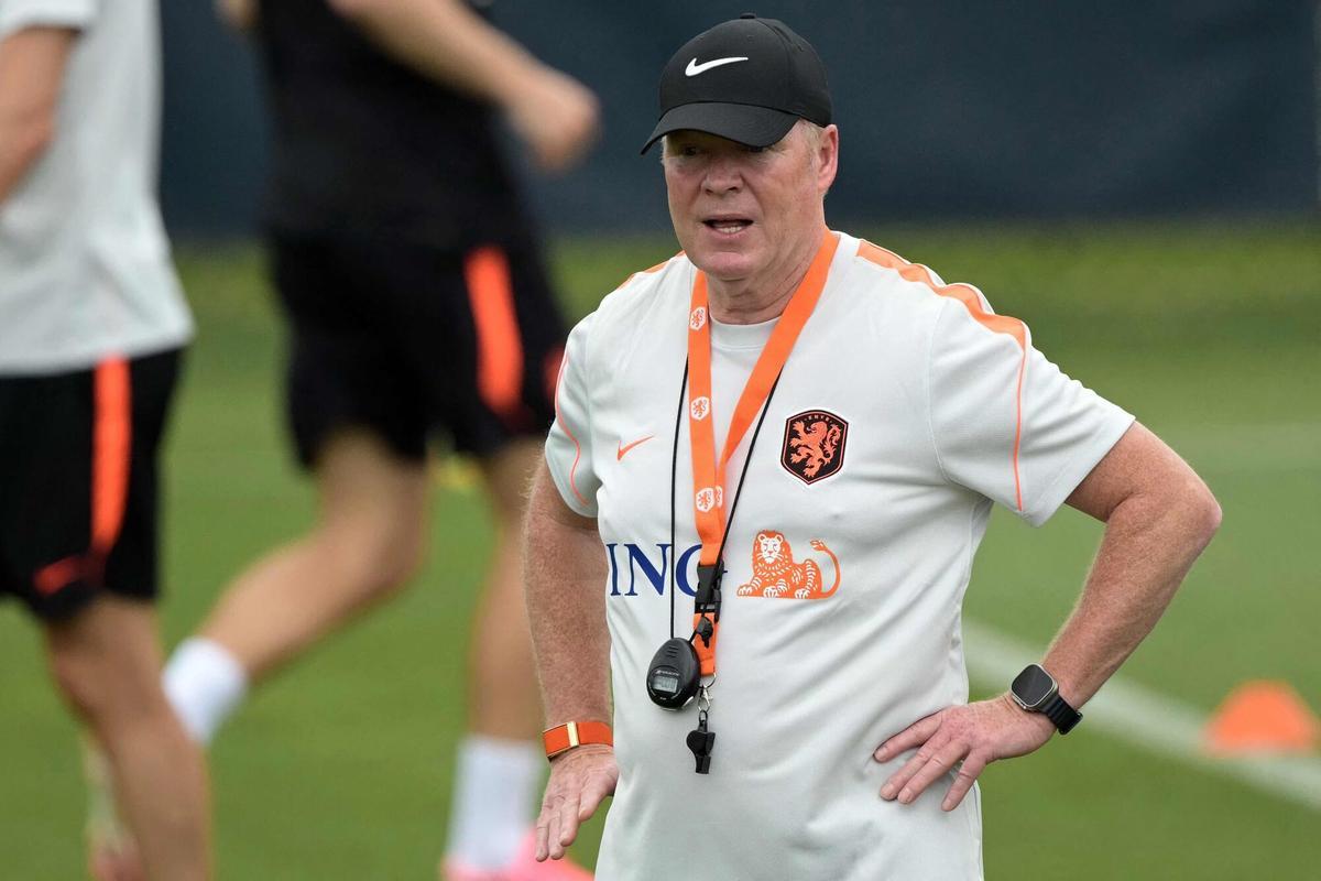 Ronald Koeman reparte instrucciones en un entrenamiento de la selección neerlandesa.