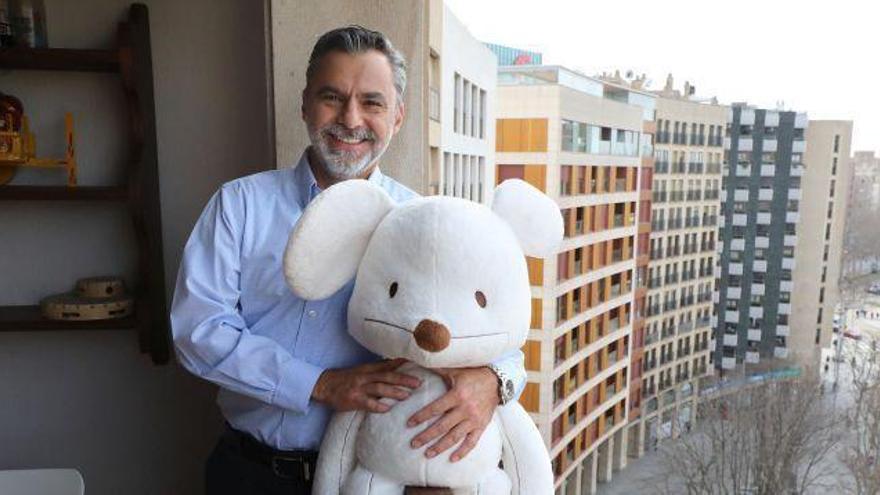 Federico Carrillo, director general de Imaginarium, sostiene un &#039;KikoNico&#039; gigante desde un balcón de la plaza Aragón.