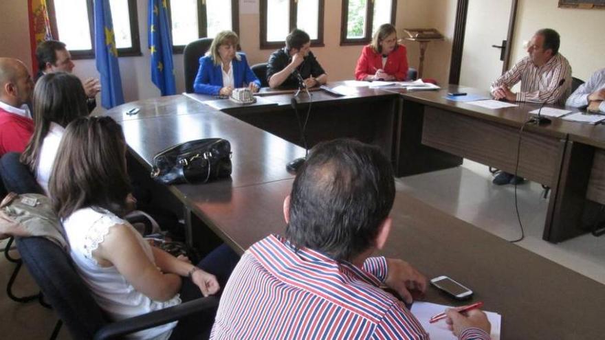 El Pleno de Teverga con la nueva alcaldesa, María Amor Ardura (IU), en la cabecera de la mesa, vestida de azul.