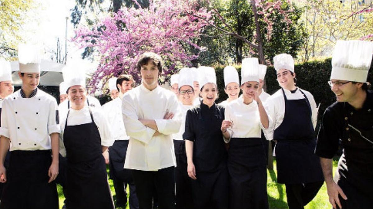 Jordi Cruz con su equipo de cocineros.