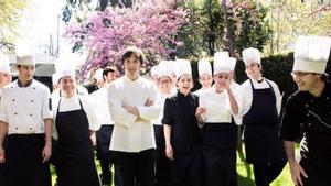 Jordi Cruz con su equipo de cocineros.