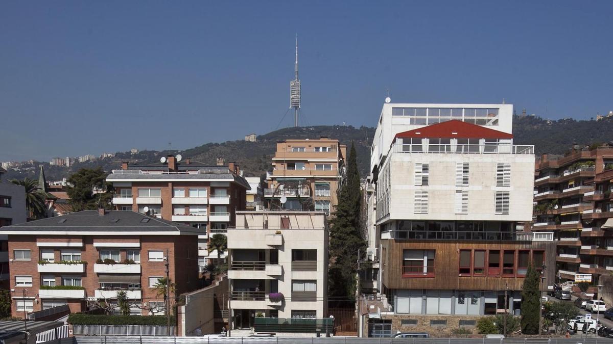 Edificios en el barrio de Tres Torres, con Collserola al fondo.