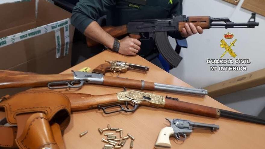 Las armas simuladas que guardaba el detenido en su domicilio. // Guardia Civil