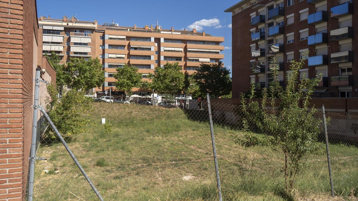 El solar on han d’anar els mòduls prefabricats, entre les Bases de Manresa i el carrer de Dante