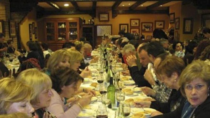Casi 200 personas asisten en Villalpando a la cena a favor de la lucha contra el cáncer