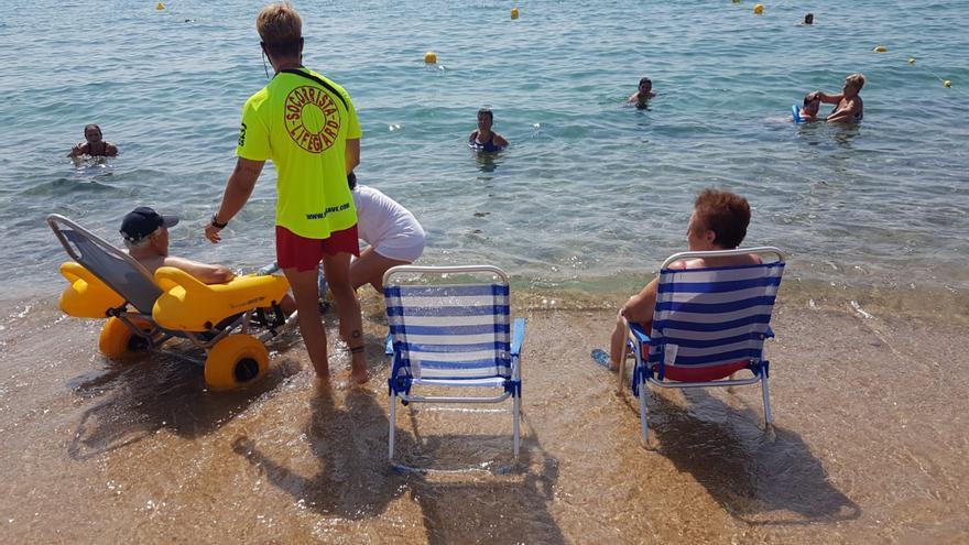 Calonge acompanya les persones grans en situació vulnerable a la platja de Torre Valentina